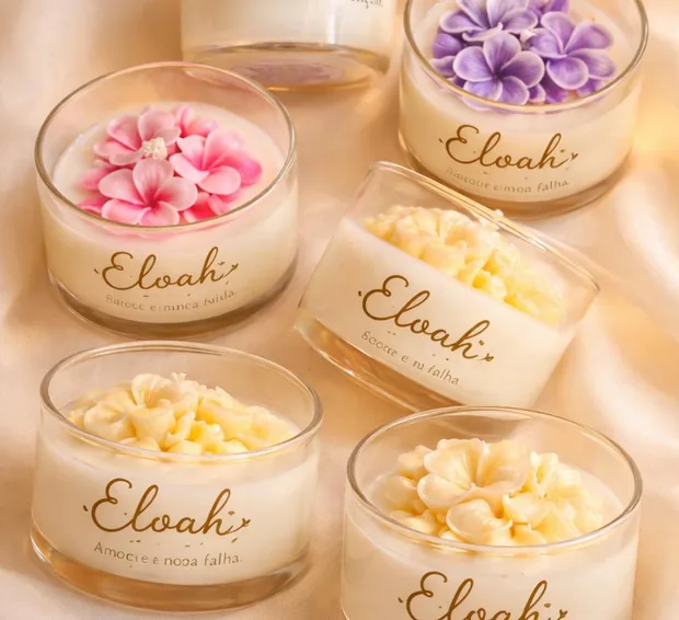 Velas personalizadas en vaso con etiqueta y flores de cera encima