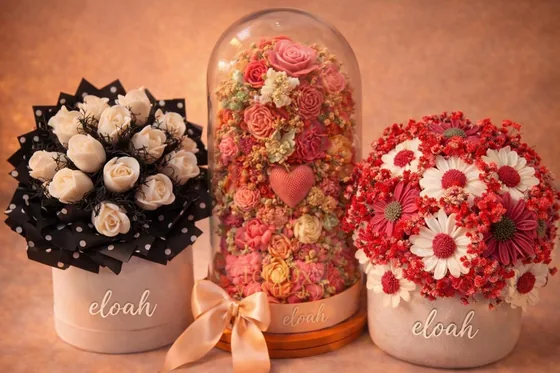Cúpulas de vidrio con ramos de velas de rosas
