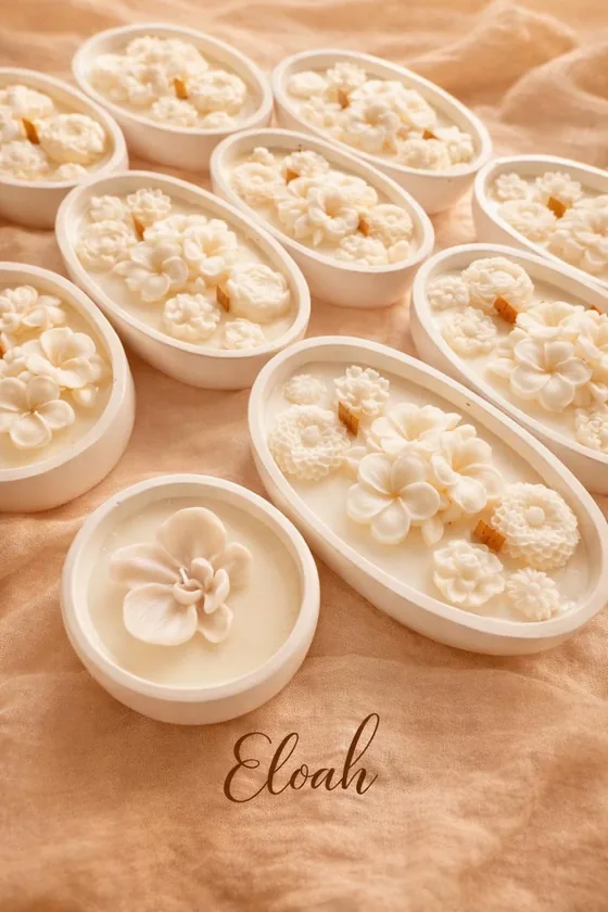 Velas ovaladas con flores de cera en tono crema
