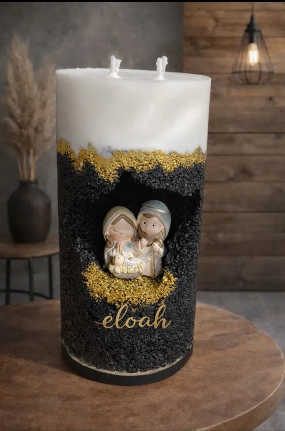 Vela de pilar en negro y dorado con un nacimiento