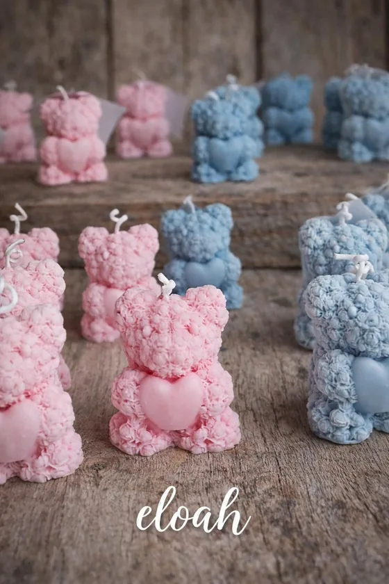 Hileras de velas de osito en rosa y azul